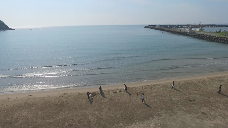 海でつながるゴミ拾い