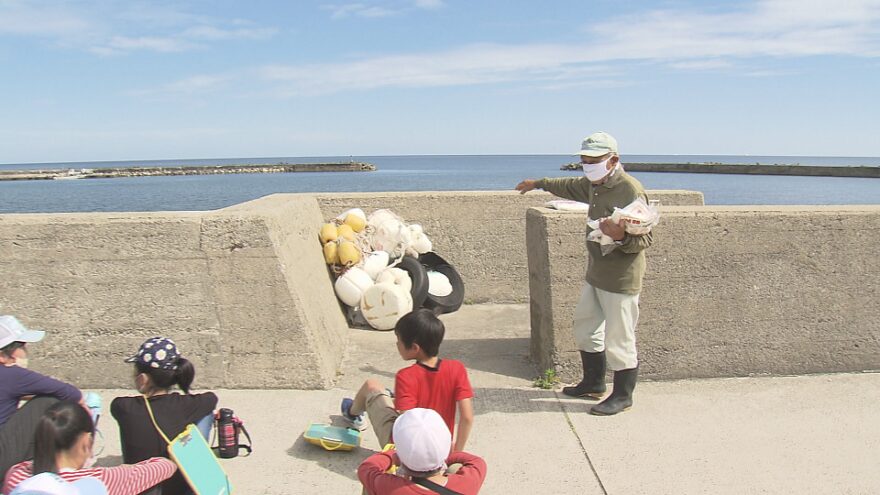 赤崎の海岸で児童が清掃活動