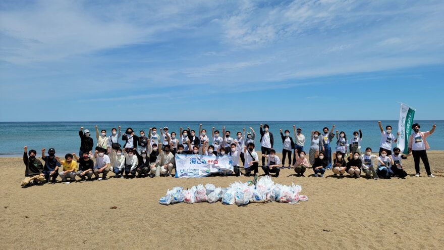 鳥取環境大学生が海岸清掃