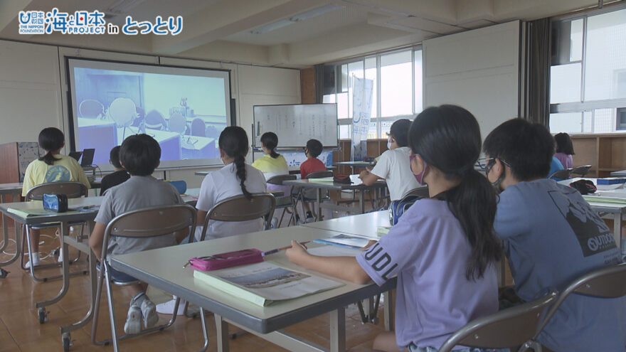 海洋ごみ問題について考える小学生の特別授業