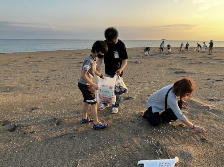 海プロinとっとり×「大人の遠足」開催！　早朝の鳥取砂丘で海洋ごみ拾いを実施！